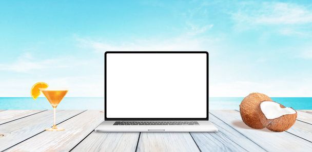 Laptop mit isoliertem, sauberem Display auf Holztisch mit Meer im Hintergrund - Foto, Bild