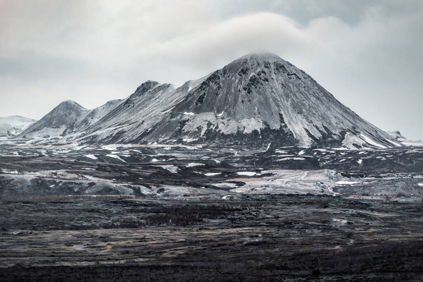 Montaña del volcán Krafla en Islandia. Campo de lava en invierno - Foto, imagen