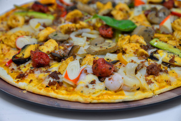 Tavuk sosisi ve deniz ürünleri pizzası. beyaz arkaplanda izole edilmiş - Fotoğraf, Görsel