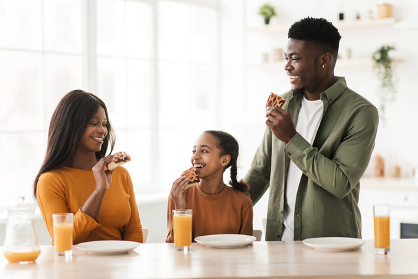 Africká americká rodina jíst koláč s obědem v kuchyni - Fotografie, Obrázek