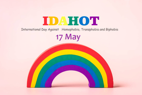 Duhový symbol LGBT, kalendář izolovaný na růžovém pozadí 17. května - Mezinárodní den proti homofobii, transfobii a bifobii Pozdrav. - Fotografie, Obrázek