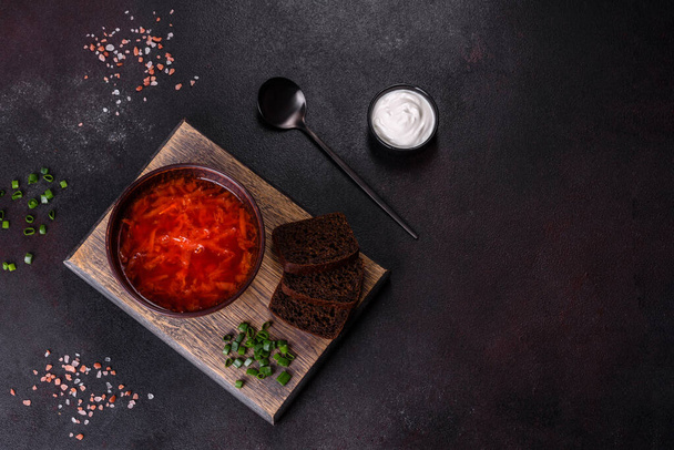 Boršč - tradiční Ukrajina polévka vyrobená z červená řepa, rajčata, zelí, mrkev a hovězí maso - Fotografie, Obrázek