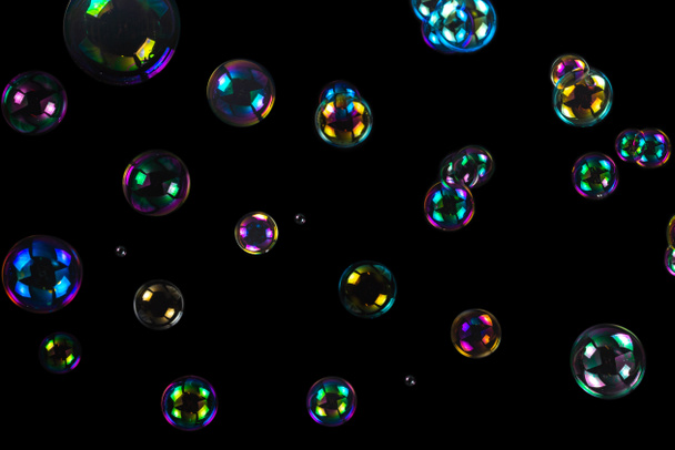 Mýdlové bubliny izolované na černém pozadí. Kopírovat prostor.  - Fotografie, Obrázek