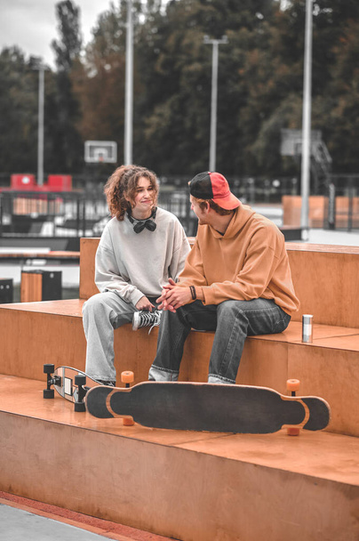 Girl and boy chatting at skatepark - Zdjęcie, obraz