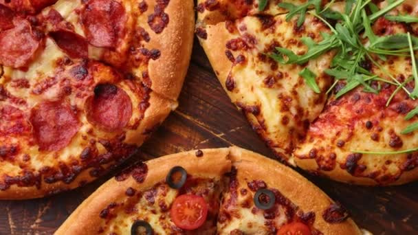 Drie Amerikaanse stijl pizza 's geserveerd op een tafel - Video