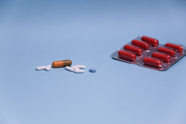 Különböző tabletták kék háttér - Fotó, kép