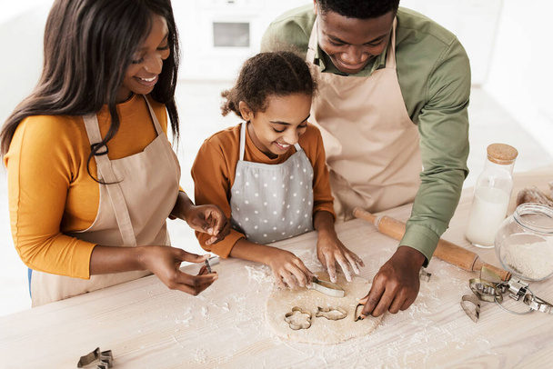 Black Family Using Baking Forms Making Cookies In Kitchen - Foto, immagini