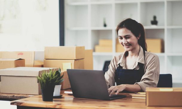 Жінки-підприємці Small Business SME Independent працюють вдома, використовуючи ноутбуки для комерційної перевірки, онлайн-маркетингу, упаковки ящиків, концепт SME продавці, онлайн-продажі - Фото, зображення