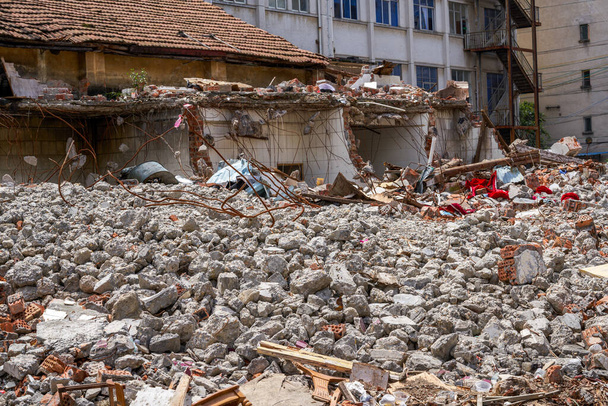 Ruined construction site for demolition of reinforced concrete structures - 写真・画像