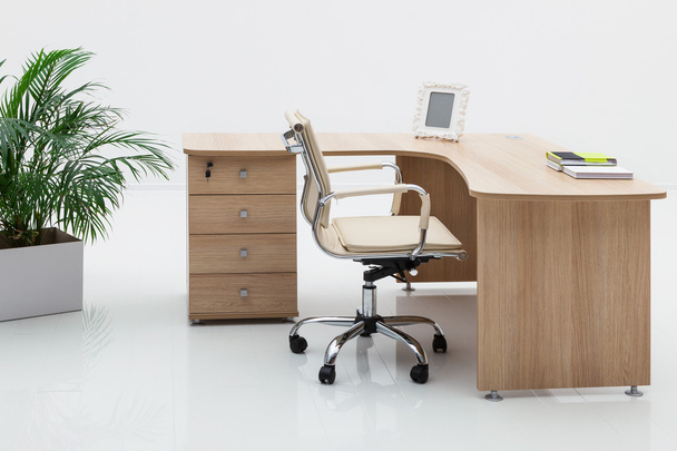 drewniane biurko i palmy - Zdjęcie, obraz