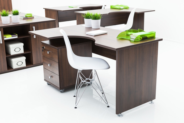 wooden desks and white chairs - Foto, Imagem
