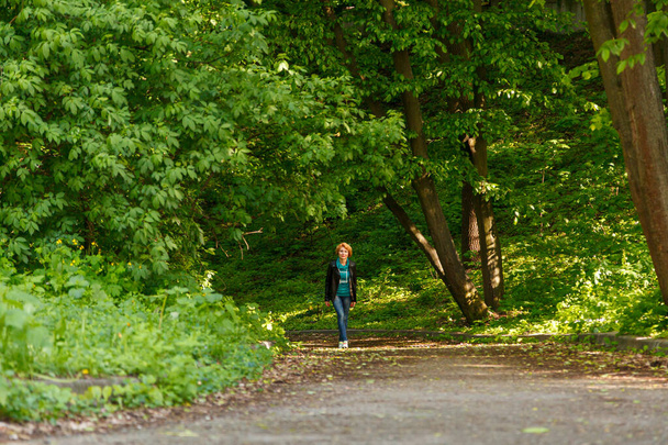 beautiful girl walking in summer park close-up - Foto, imagen