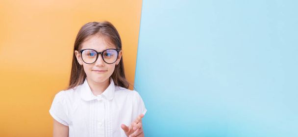 7-річна дівчинка в окулярах з посмішкою Дитяча освіта, концепція навчання. Копіювати простір
 - Фото, зображення