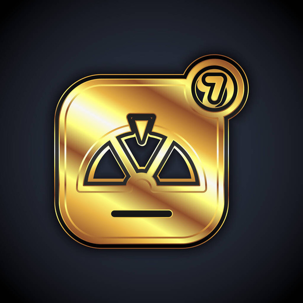 Arany Szerencsekerék ikon elszigetelt fekete háttérrel. Vektor - Vektor, kép