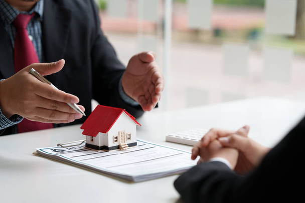 İş adam işaret ve ev satın almak için anlaşma imzalamayı kapatın. Banka yöneticisi kavramı. - Fotoğraf, Görsel