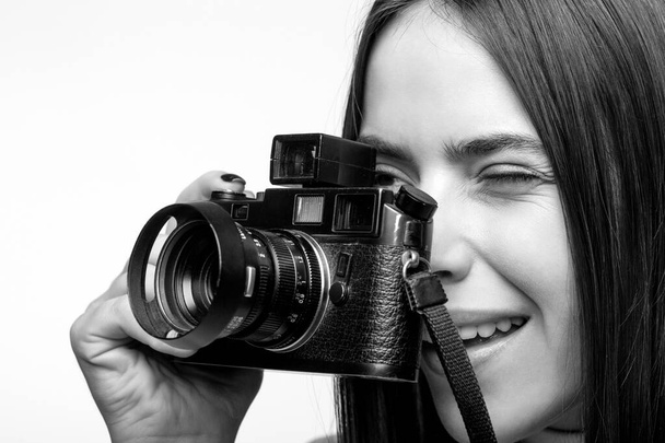 Φωτογράφος φωτογραφική μηχανή φωτογραφία, φωτογράφηση κορίτσι χαρά κάνουν φωτογραφία λαμβάνοντας έννοια. Κορίτσι με κάμερες. Γυναίκα κρατάει κάμερα. Μαύρο και άσπρο - Φωτογραφία, εικόνα