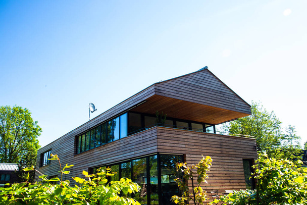 moderna casa de madera con cielo azul, vista lateral - Foto, imagen