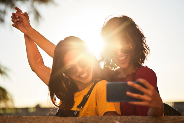 Two teenager girls taking a selfie. - Zdjęcie, obraz