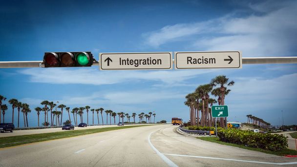 Straat teken de richtings wijze naar integratie versus racisme - Foto, afbeelding