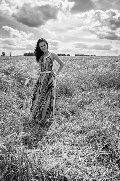 Mujer joven en el campo de verano
 - Foto, Imagen