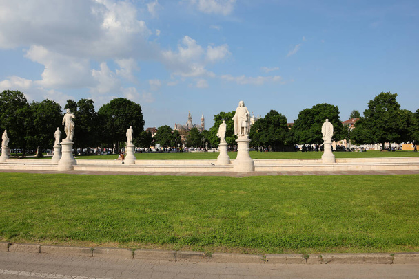 A PRATO DELLA VALLE elnevezésű nagy közpark szobrai Veneto régió Padova városában, Olaszország déli részén - Fotó, kép
