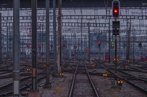 チューリッヒの鉄道本線2022年04月03日曇りの日没後 - 写真・画像