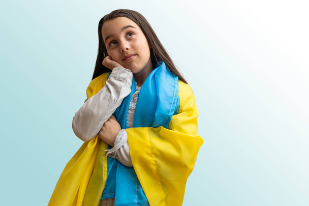 Κοριτσίστικη σημαία του Ουκρανού. Προσευχήσου για την Ουκρανία. Σώσε την Ουκρανία. Τα παιδιά ζητούν ειρήνη. Δεν υπάρχει πόλεμος.. - Φωτογραφία, εικόνα
