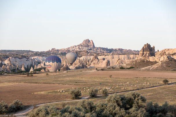 Cappadocië, Turkije.De grootste toeristische attractie van Cappadocië, de vlucht met de ballon bij zonsopgang - Foto, afbeelding