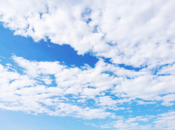 Ιστορικό από λευκά και χνουδωτά σύννεφα στον γαλάζιο ουρανό - Φωτογραφία, εικόνα