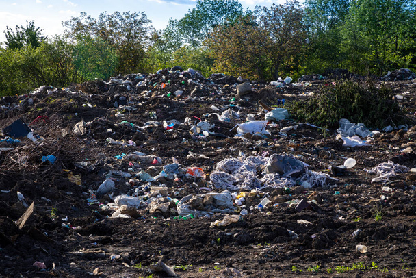 Garbage dump in the open air outside the city. - Foto, Bild