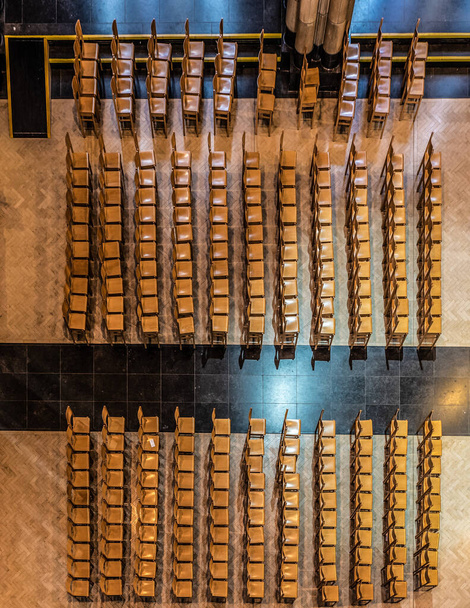 Koekelberg, Región Capital de Bruselas, Bélgica - 10 30 2019 Vista abstracta desde arriba de filas de sillas estampadas de la Basílica Católica del Sagrado Corazón - Foto, imagen