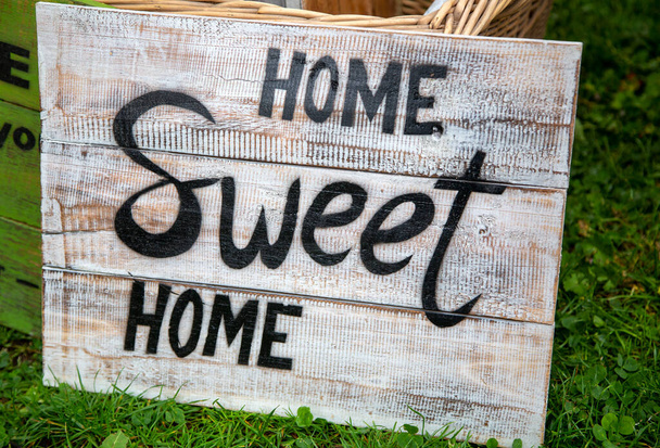 Old weathered sign with the phrase "Home sweet home" - Φωτογραφία, εικόνα