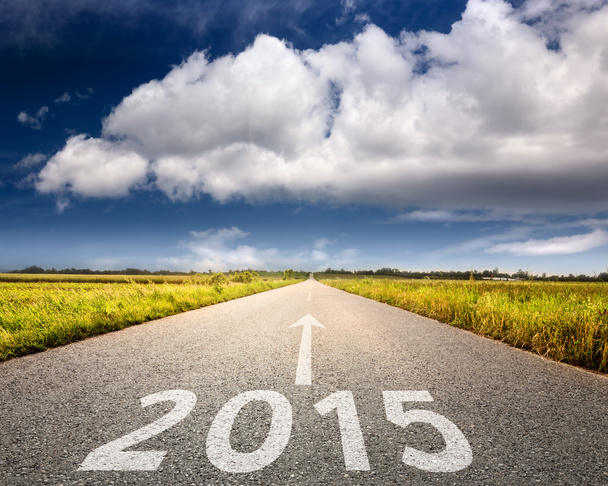 Conducir por un camino vacío hacia el próximo 2015
 - Foto, Imagen