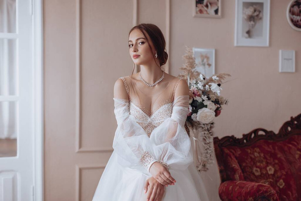 Portrait of beautiful young bride in the airy wedding dress. Delicate female portrait. Wedding make-up. Natural beauty. - Foto, Bild