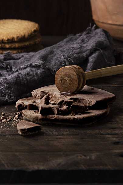 Chocolate artesanal guatemalteco latino hispano sobre mesa de madera ingredientes naturales cacao - Фото, изображение