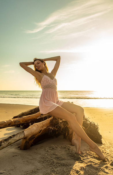 Щаслива молода чеська дівчина на заході сонця насолоджується сольними пляжними канікулами, виставляючи їх на дно океану після свята весело - Фото, зображення