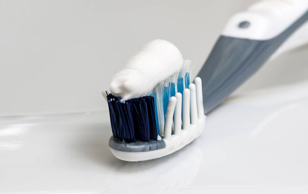 toothbrush with toothpaste on a white background - Φωτογραφία, εικόνα