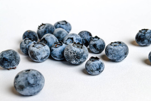 fresh blueberries on white background - Foto, Imagem