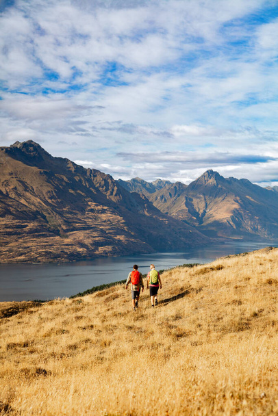 The Remarkables Queenstown Lake Wakatipu Nuova Zelanda escursionisti maschi e femmine con zaino godendo Nordic mountain walking Otago - Foto, immagini