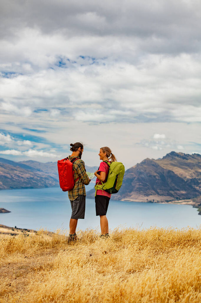 Activo extrema caucásica macho y hembra en viaje de vacaciones senderismo ver el lago Wakatipu El Parque Nacional Remarkables Queenstown Nueva Zelanda - Foto, imagen