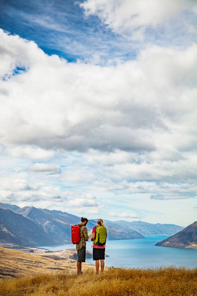 Actieve extreme Kaukasische man en vrouw op Queenstown reis vakantie wandeling in The Remarkables National Park Nieuw-Zeeland - Foto, afbeelding