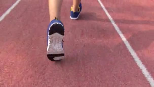 Juoksija juoksee radalla stadionilla
 - Materiaali, video