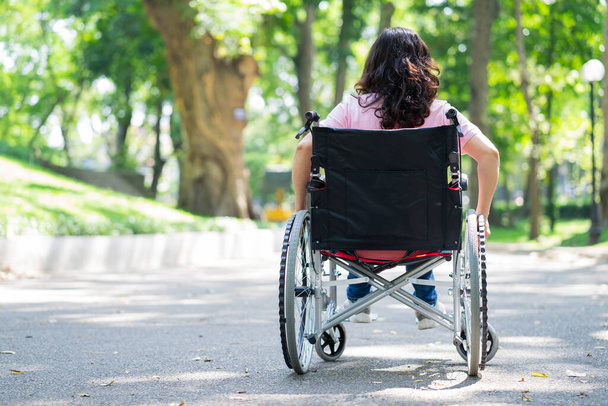 Imagen de mujer asiática de mediana edad sentada en silla de ruedas - Foto, Imagen