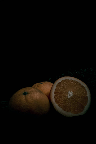 πορτοκαλί φρούτα στο μαύρο φόντο - Φωτογραφία, εικόνα
