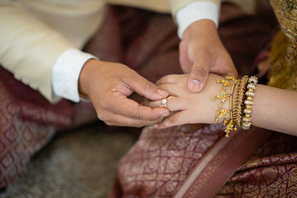 wear a ring, wedding ring, love coupl - Фото, изображение