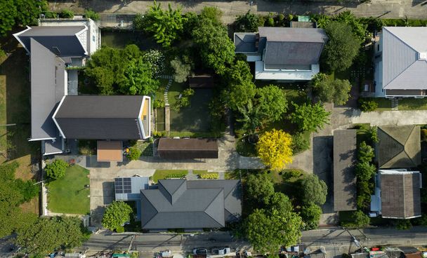 Luftaufnahme des Daches eines Hauses mit einem Auto, das von einer Drohne aufgenommen wurde, Draufsicht der Roa - Foto, Bild