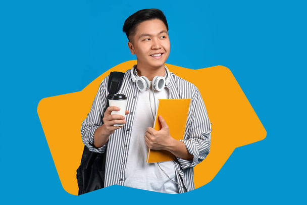 Retrato de estudante asiático sorridente com xícara de café em fundo azul - Foto, Imagem