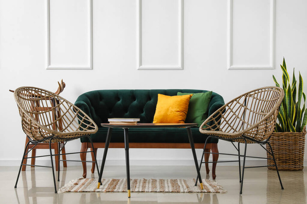 Elegante sofá y sillones cerca de la pared de luz - Foto, imagen