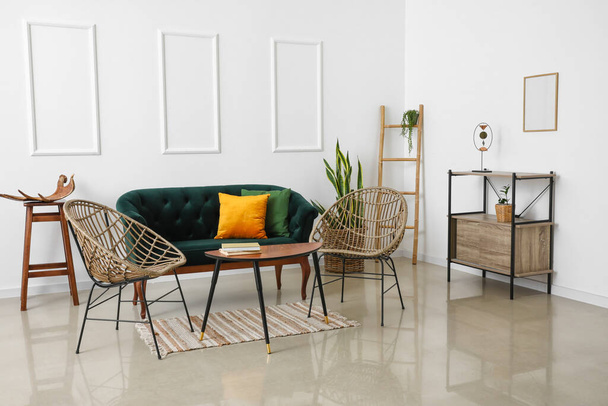 Сучасний інтер'єр вітальні зі стильним диваном і кріслами
 - Фото, зображення