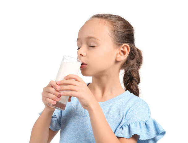 Menina bebendo leite no fundo branco
 - Foto, Imagem
